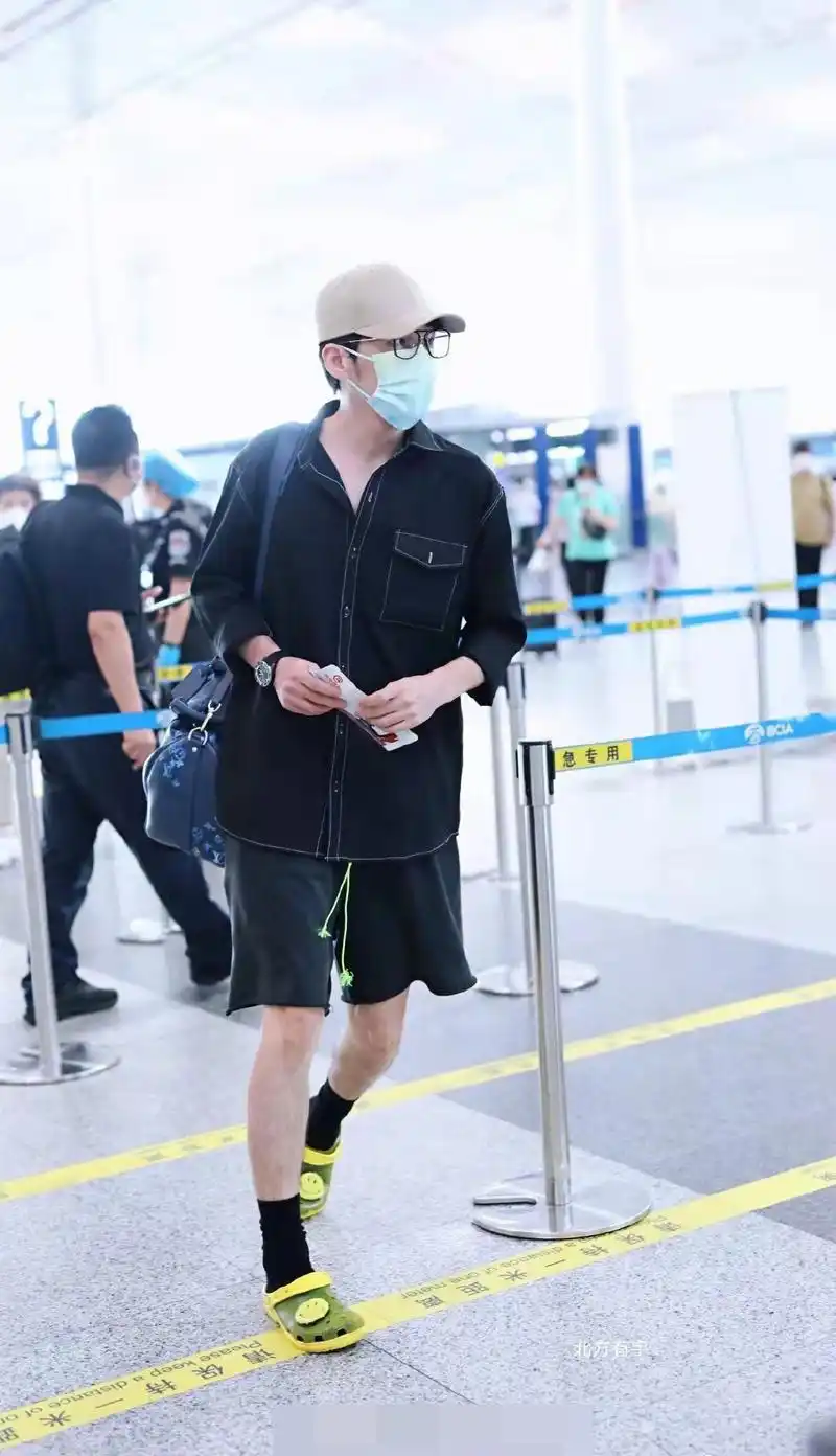 白宇到底是有多爱洞洞鞋,大冬天开机现场他还是穿着洞洞鞋