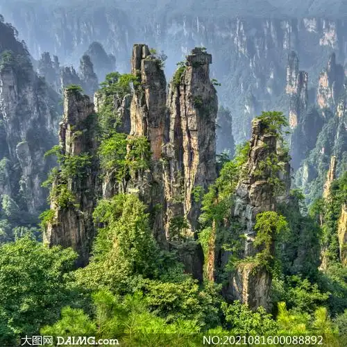 陡峭的山峰奇观摄影图片