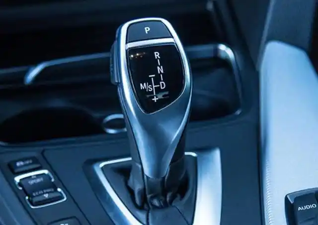 买车选自动挡还是手动挡?手动挡要比自动挡便宜,自动挡驾驶简易