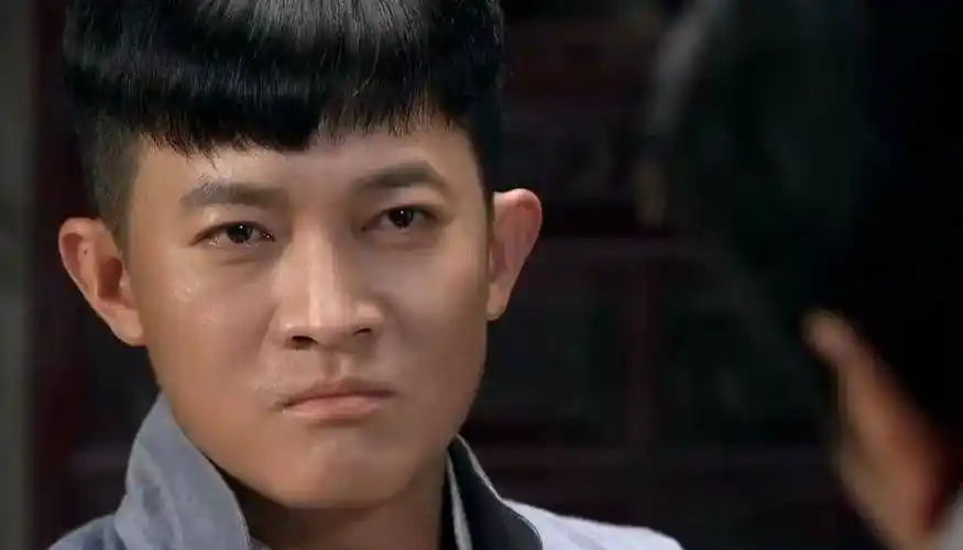 在电视剧《勇敢的心》第二部中,杨志刚饰演的佟家儒虽然性格懦弱胆小