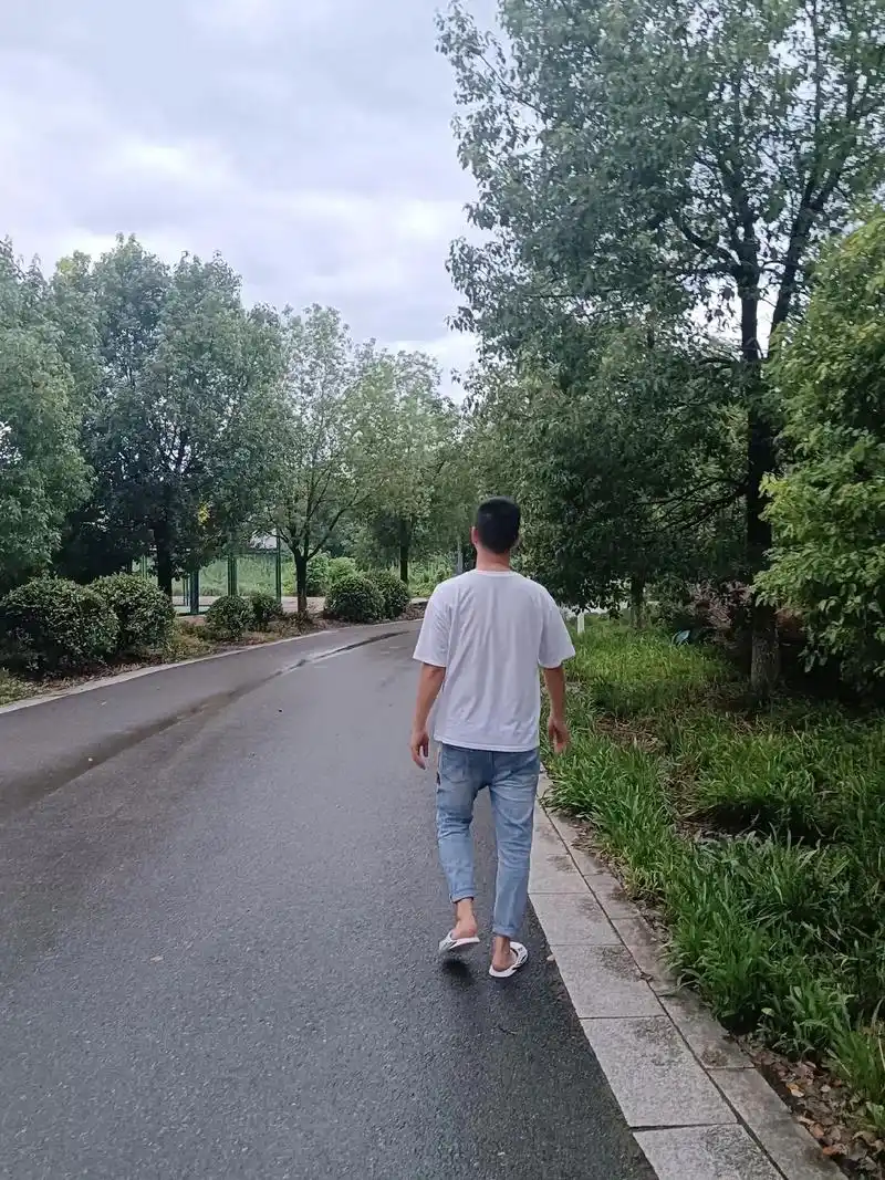 雨中的背影#孤单背影 #一个人走在街头 - 抖音