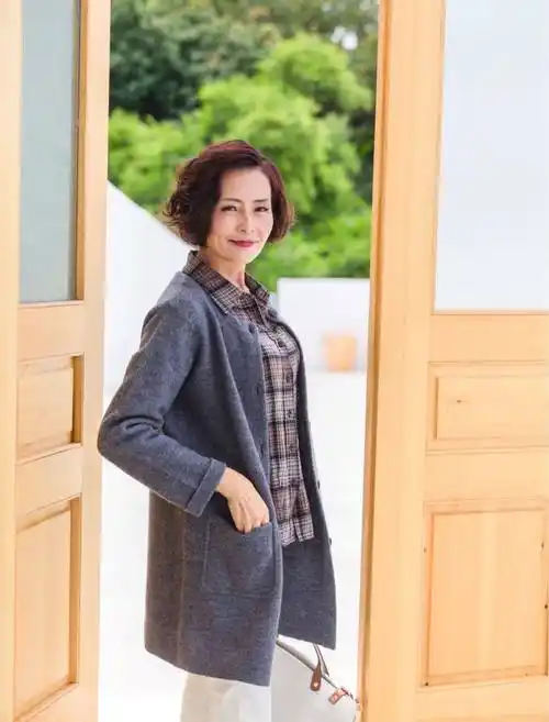 原创50岁女人的头发宜短不宜长不信看这4款短发烫洋气又减龄