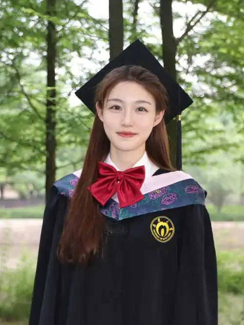 学士服里面的穿搭:白衬衫 领结 搭配半身裙编个头发 带学士帽会很好看