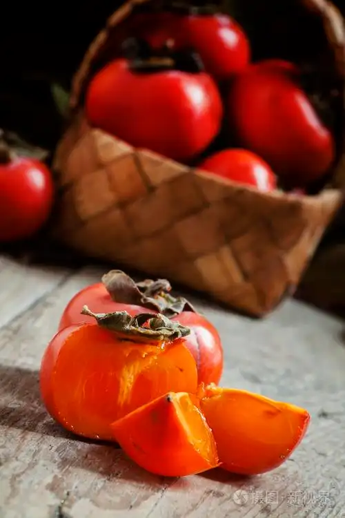 切的段橙色柿子