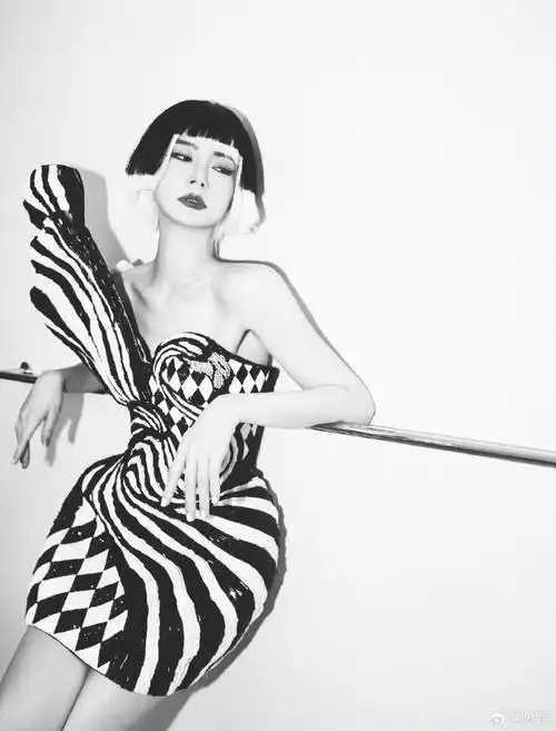 戚薇不规则黑白相间裹身裙##谁给戚薇做的发型