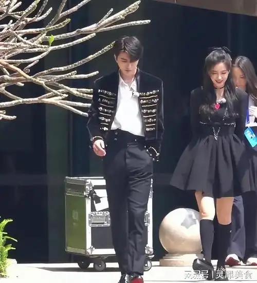 杨颖复出照片曝光眼窝凹陷面容凌厉与蔡徐坤的关系耐人寻味