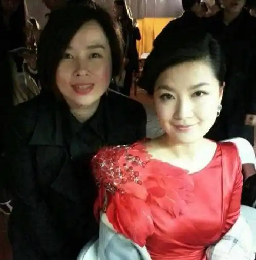 陈蓉4岁还不会说话,却成为了一名主持人,她的双胞胎女儿好可爱_上海