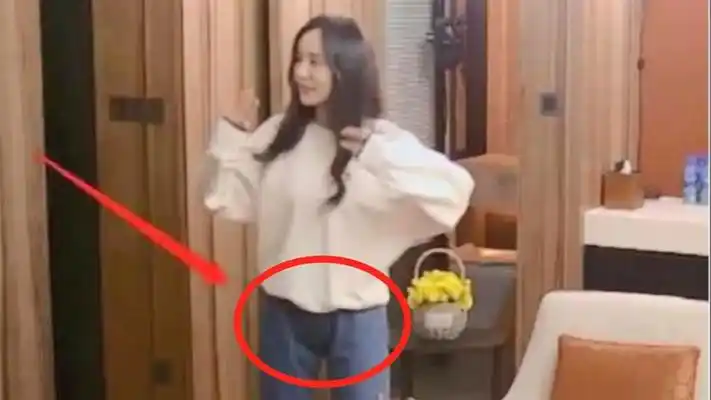 杨幂穿牛仔裤勒出三角区,当她转过正面后,网友:老脸都看红了!