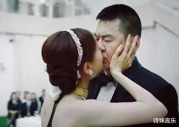 蒋勤勤50岁老公,与29岁女星接吻,网友:太恶心了