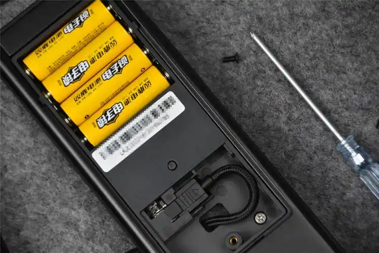 比如长时间外出,可能让智能锁电池电量耗尽罢工,如果身边没有充电宝