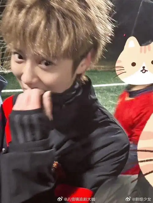 不愧是粉丝心中的元气爱豆啊,网友分享了偶遇鹿晗打球的路透,看得出来