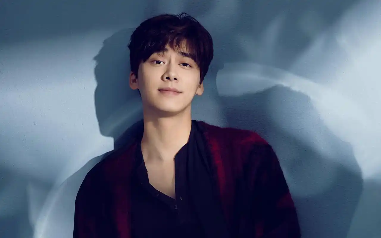 李易峰高清帅气写真图片桌面壁纸