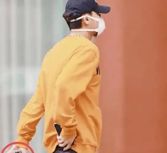 团机场集结被拍,黄子韬折叠手机亮了,得知价格:打扰了_青春_节目_鹿晗