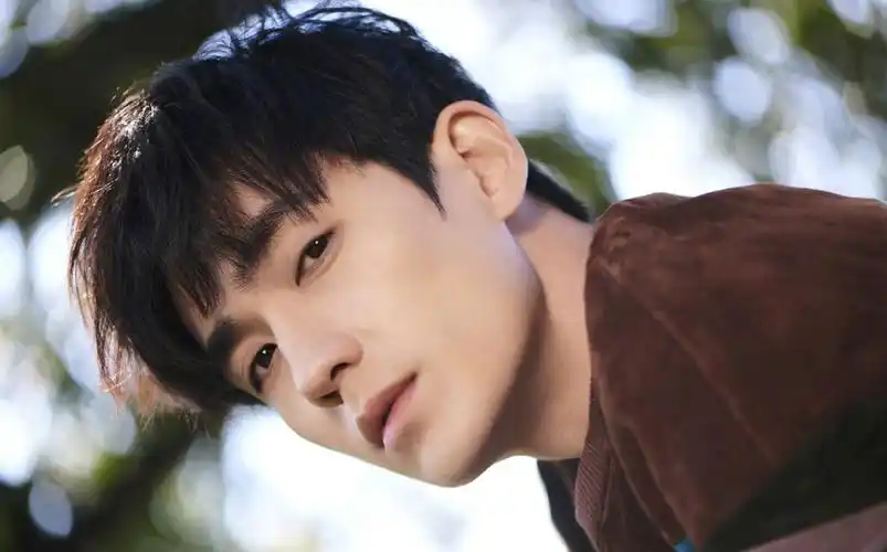 朱一龙阳光帅气春日写真图片