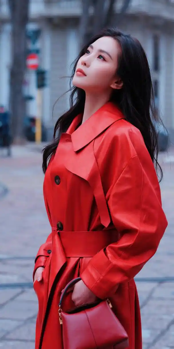刘诗诗红色皮风衣米兰街拍,人行交错漫步街头,尽显摩登温柔