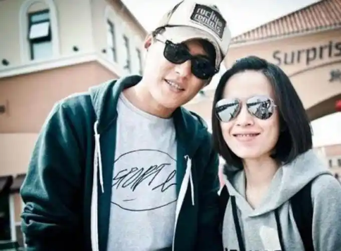 李佳发文为靳东庆45岁生日晒老公戴头盔帅照结婚8年恩爱如初