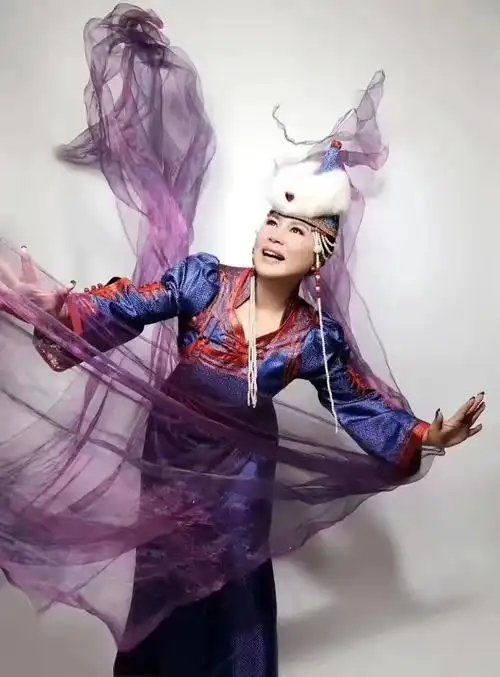 草原民星乌兰托娅内蒙古籍军旅歌唱家为家乡品牌代言