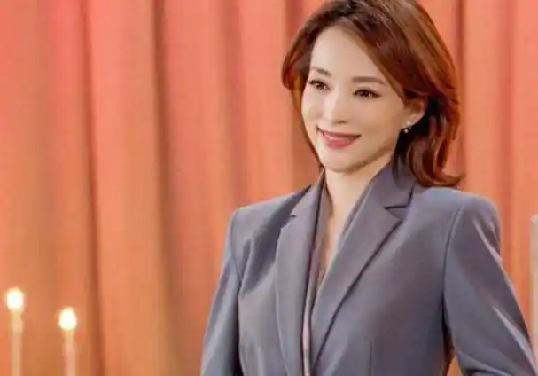 董卿夫妇罕露面女方眼袋明显憔悴似小老太密春雷儒雅帅气