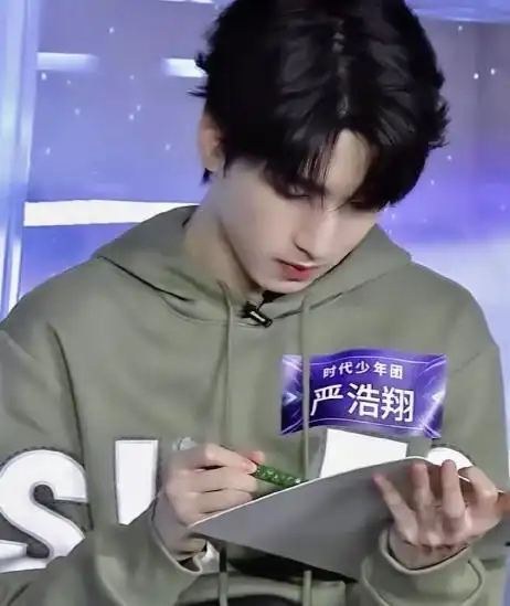 严浩翔晒自拍却将作业打码,评论区道出原因:给他留点颜面