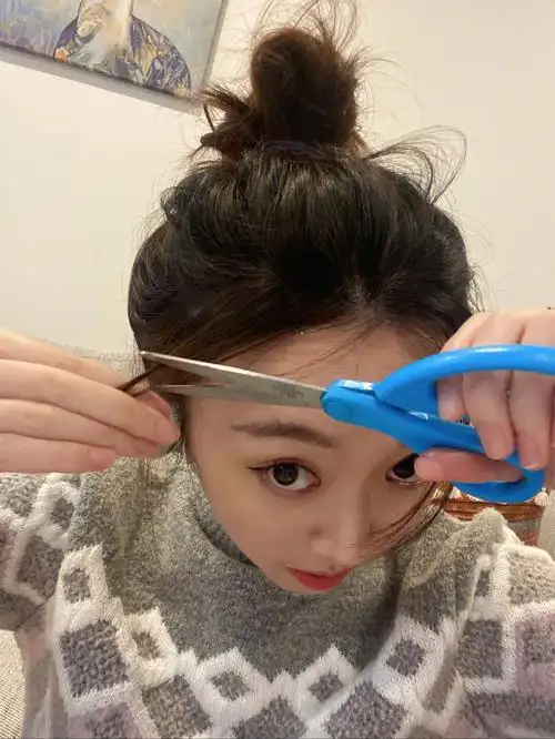 准备自己剪刘海的请看过来跟着视频剪翻车