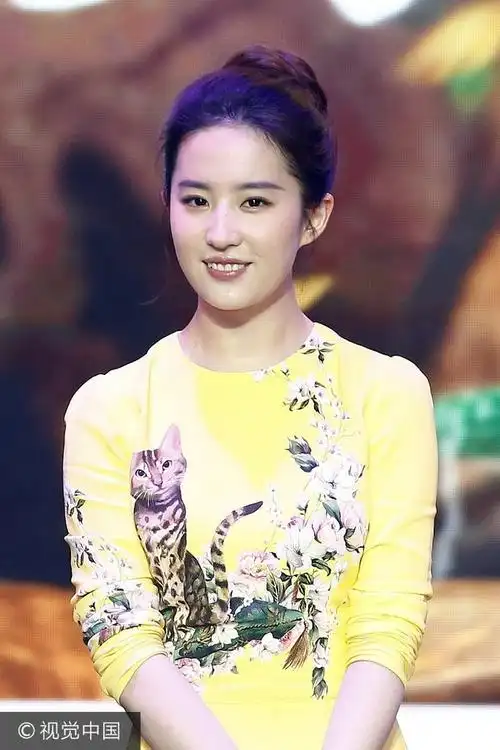 刘亦菲丸子头可爱迷人. 图片来源:mf/视觉中国