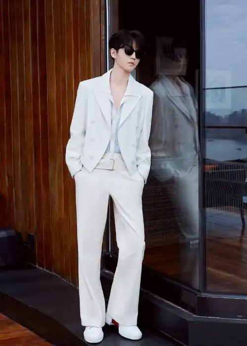 王俊凯白西装墨镜造型