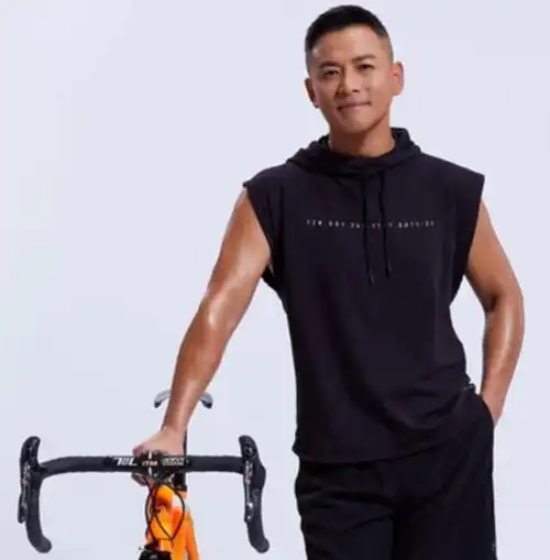 50岁江宏恩秀健硕身材,减肥40斤重拾帅气,想让44岁妻子自然怀孕