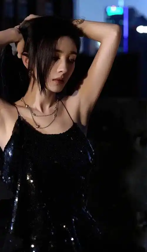 杨幂性感照,抹胸黑裙暗夜精灵,励志派对_魅力_光芒_诱惑