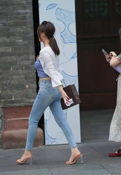 微胖身材的女生穿牛仔裤,谈不上有多美,但很有气质_女人_什么_姑娘