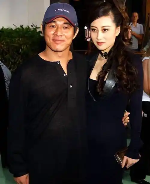 61岁利智双颊下垂,年轻时有多美,看她和女星的合照就知道答案了