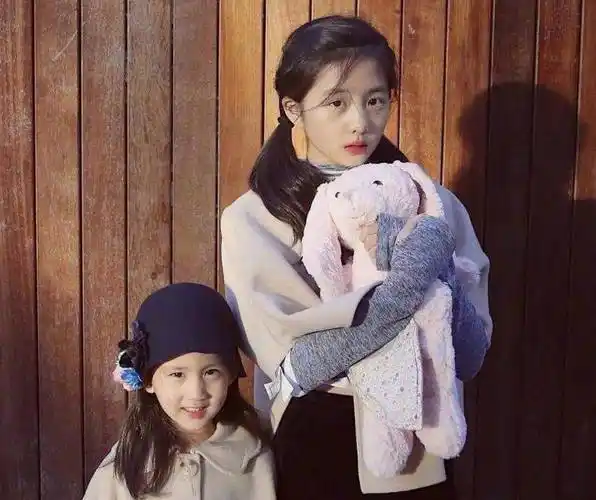 黄磊一家五口现身乌镇戏剧节,9岁黄少艾颜值出众,弟弟好乖巧_孙莉_黄