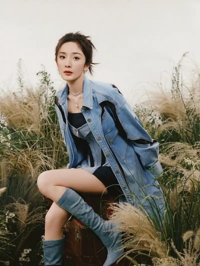 胶片风也超好看 杨幂最新活动造型穿搭, 牛仔系列的穿搭清新淡雅, 超