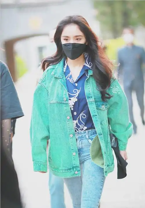 杨幂穿绿色牛仔外套搭修身牛仔裤裤尽显两腿纤细清新又减龄