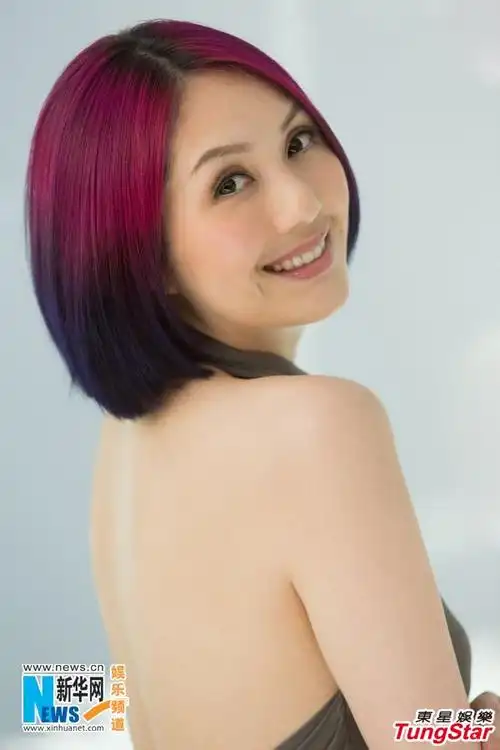 杨千嬅玫红发色拍广告