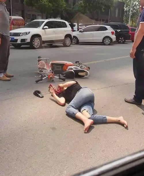 伊川圣府嘉园北门口发生车祸被撞女子躺在地上哭着打着电话场面极其