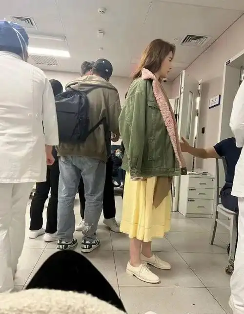 《玫瑰故事》曝出一组医院路透:刘亦菲正在与林更新拍摄医院戏份