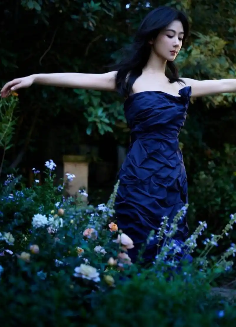 杨紫身穿蓝色抹胸长裙在花园里拍摄大片,精致时尚,浪漫唯美,宛若一朵