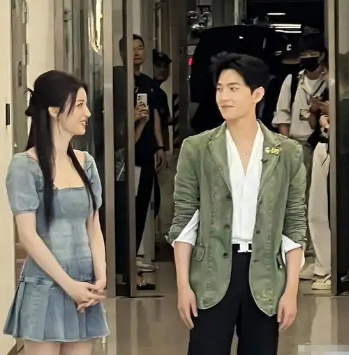 半披发温婉有女人味,杨洋穿了同色系的西装外套和黑色长裤,两人站一起