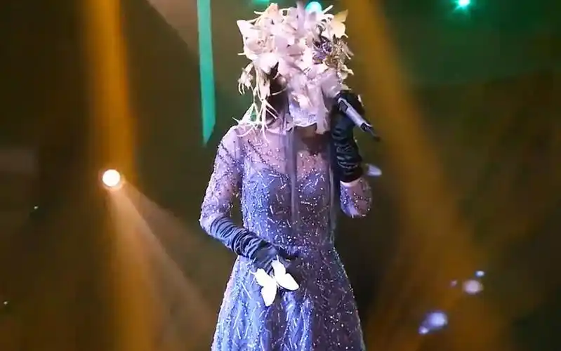 周深蒙面女装唱《身骑白马》,人"美"声甜,感觉恋爱了!