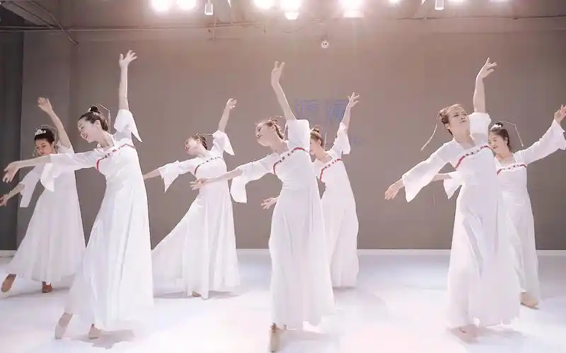 唯美清新的古典舞《心机》,每个女人在每个阶段都应该漂漂亮亮的