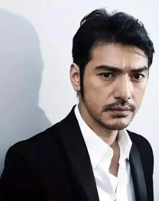 正确的胡型对男人的形象至关重要,我们很多人却并不懂得如何刮胡子.