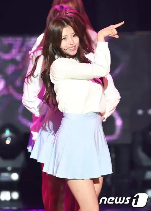 韩女团exid回归舞台 hani大跳开腿舞性感爆表【组图】 (22)