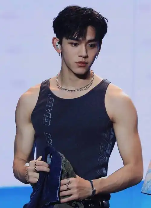 作为新生代男团成员,黄旭熙近几年一直稳定的待在男团成员内投"天才