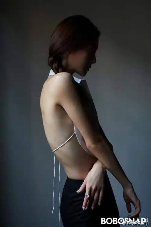 原创金晨大胆挑战全裸背,两条吊带随意一系曲线绝美,性感中带着狂野