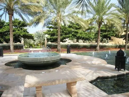 酒店前广场的特色水景