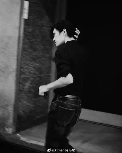 代言人@tfboys-易烊千玺身着emporio armani黑色衬衣配衬休闲牛仔裤
