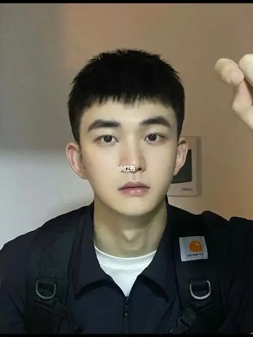 男生短碎发根据脸型选发型夏季男生发型发型来啦