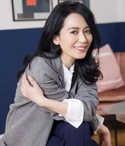 50岁不老女神俞飞鸿至今未婚,被问私人生活时,终于露出"真面目"_窦