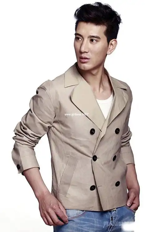 蒲巴甲个人资料蒲巴甲既有年轻人身上的帅气,阳光,又有成熟稳重,硬朗