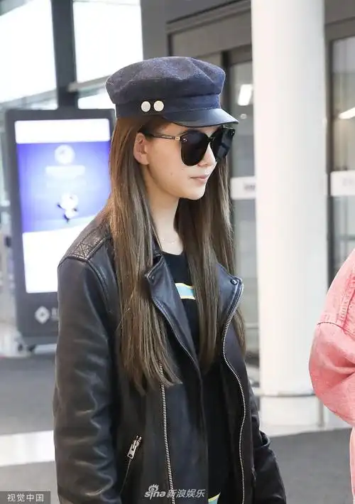 1 / 8 新浪娱乐讯 10月16日,昆凌现身上海虹桥机场.